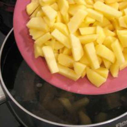 Отварить картофель в кипящем бульоне (7 минут).