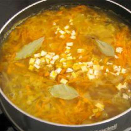 Перчим, добавляем лавровый лист, петрушку, соль по вкусу. Варим суп до готовности картофеля.