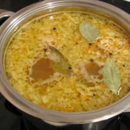 За пять минут до того, как суп готов, нужно добавить лавровый лист. Перчим, солим по вкусу и добавляем кусочки курицы.