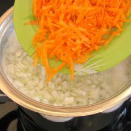 Затем кладем морковку и варим в течении 6 минут.