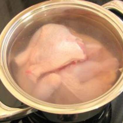 Разрезаем курицу на 4 части. Кладем в кастрюлю с 3 л воды, солим. Варить до готовности. Затем отделяем мясо от костей. Процеживаем бульон.
