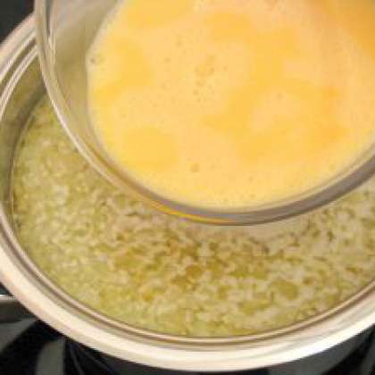 Непрерывно помешиваем бульон во время добавления яиц. Посолите и поперчите при необходимости. Убрать суп с плиты. При подаче к столу, кладем кусочки курицы в тарелки с супом. Добавить лимонного сока и кинзы.