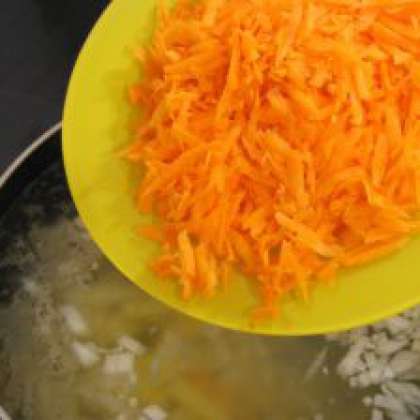 Добавляем морковь, солим, перчим и доводим до кипения.