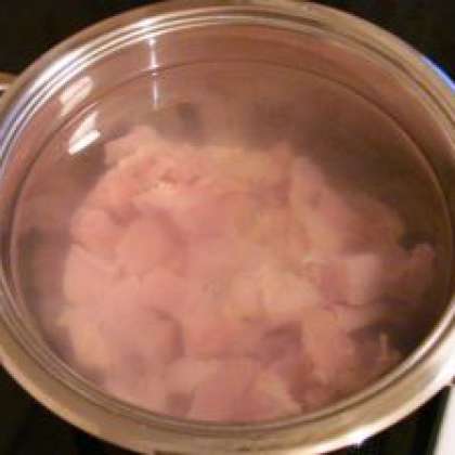 Нарезаем мясо небольшими кусками. Кладем в кастрюлю и заливаем водой, солим. Отвариваем курицу до готовности, минут 30.