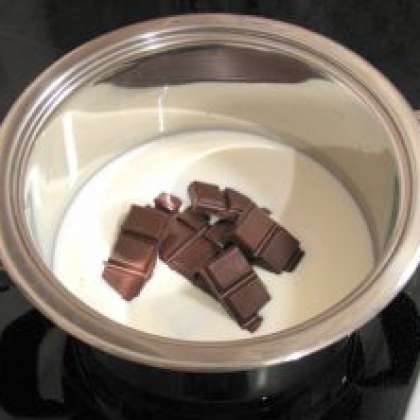Нагревайте кастрюлю с молоком и шоколадом до полного растворения.
