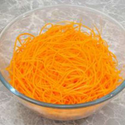 Натираем морковь длинной соломкой с помощью специальной терки. Если таковой нет, можно постараться нарезать.