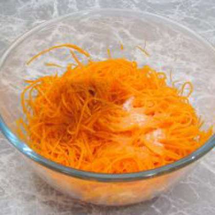 Добавляем сахар, 0.5 ч.л. красного перца в морковь.