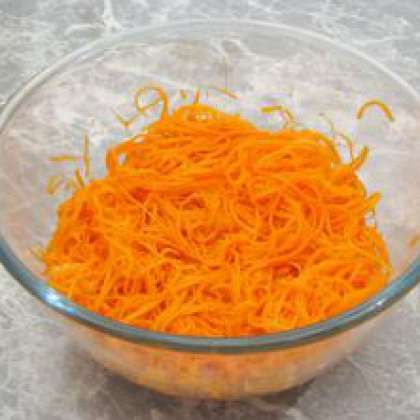 Перемешиваем. Перед подачей на стол дайте морковке постоять в холодильнике примерно 2-3 часа.