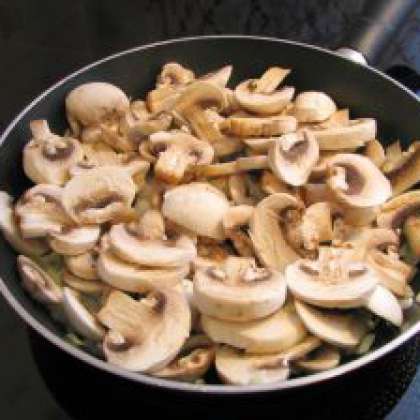 Выложить грибы в сковороду, посолить, поперчить и готовить в течении 15 минут.