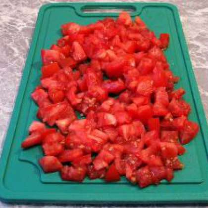Нарезаем помидоры небольшими кубиками.