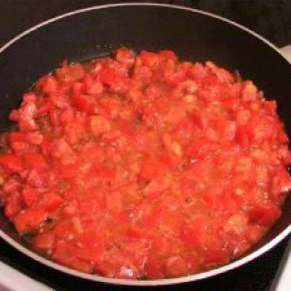 Обжариваем помидоры в небольшом количестве растительного масла. Солим и перчим по вкусу.
