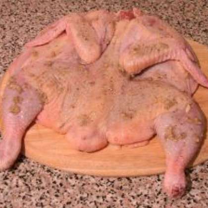Цыпленка натираем чесночной смесью.