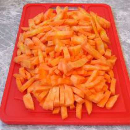 Нарезаем морковку соломкой.