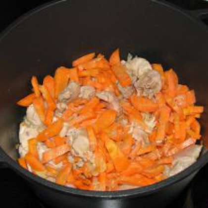 Добавляем морковь и тушим при закрытой крышке в течении 5 минут.