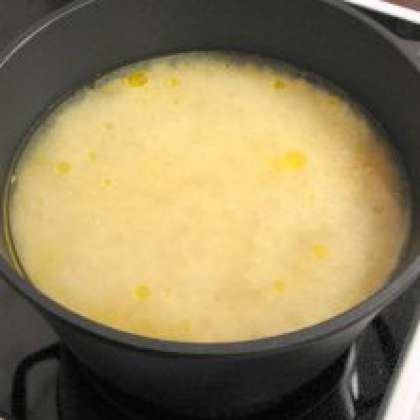 Налить воды, чтобы рис был покрыт 2 см. Тушить закрыв крышкой в течении 30 минут. Перемешать и подавать к столу. Приятного аппетита!