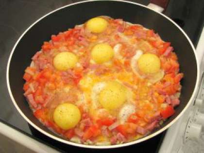 Добавляем яйца, перчим, солим и жарим до готовности. Приятного аппетита!