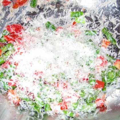 Разведите сморчки в небольшом количестве подсоленной воды. Обжарьте вместе со спаржей в течении 4 минут. Смешайте с помидорами и сыром пармезан.