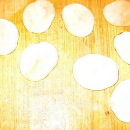 Готовим картофель: Нарезаем 1 большую картофелину тонкими ломтиками.
