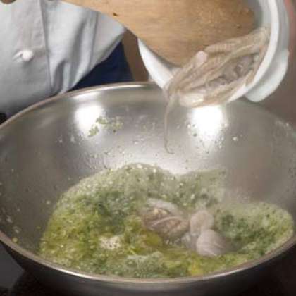 Добавьте молодого осьминога (тщательно его промойте перед этим), готовьте в течение 10 минут.
