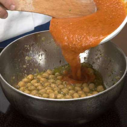 В большую кастрюлю, добавьте томатный соус к нутам и приправе. Добавьте листы макаронных изделий, перемешайте, разложите по порциям. Посыпьте все тертым Сыром пармезан.