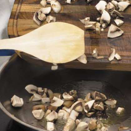 Перемешайте грибы в кастрюле с небольшими кусочками сала, 10-граммами масла, приправой с солью и готовим всё в течение нескольких минут.