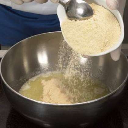 Растопите масло в кастрюле, добавьте " хлебные крошки ".