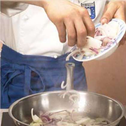 Потушите лук в кастрюле с маслом, добавьте соль и половину уксуса, дайте ему испариться.
