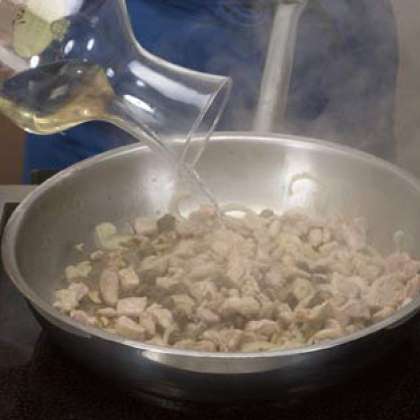 Добавляем вино и даём ему испариться. Приправляем солью и перцем. Тем временем, начинаем готовить макароны в подсоленной воде.