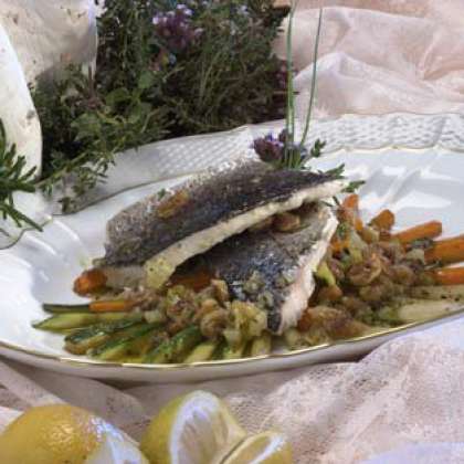 Разложите овощи по тарелкам и поместите филе рыбы на верх. Приятного аппетита.