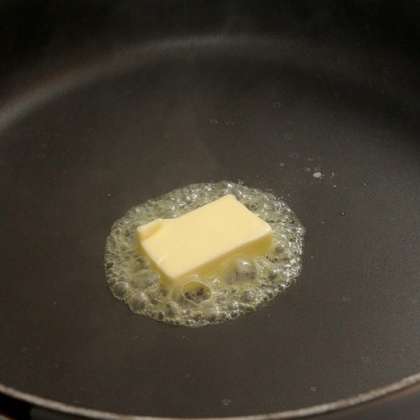Растопите в сковороде 1-2 ст. ложки сливочного масла.