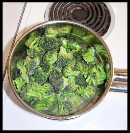 Для начала приготовить брокколи. Для этого замороженные овощи отварить на медленном огне до готовности. Варить не более 15 минут пока брокколи не станет мягким.