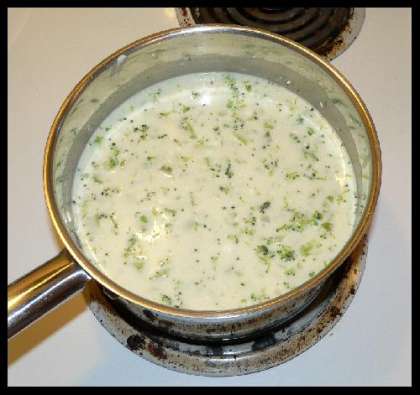 Когда сыр Филадельфия растворится в бульоне добавьте в кастрюлю нарезанный брокколи. Перемешать и продолжать томить суп на медленном огне.