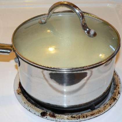 Накрыть суп крышкой и томить на медленном огне в течение 30 минут.