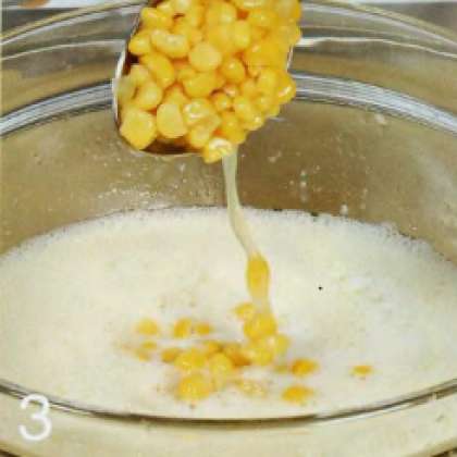 Консервированную кукурузу отбросить на дуршлаг, несколько раз интенсивно  встряхнуть. В отдельной посуде взбить яйца. Затем, постоянно помешивая, влить  кукурузное масло. Добавить йогурт и кукурузу.