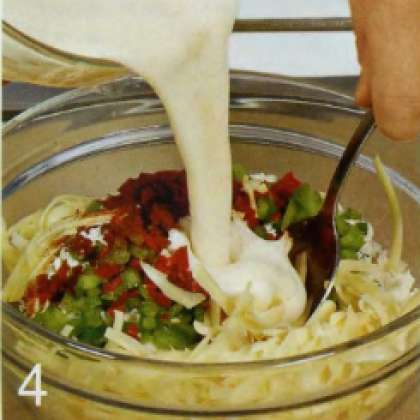 Аккуратно размешивая, влить получившуюся смесь в миску с мукой, сыром и пер-  цами. Вымесить тесто.