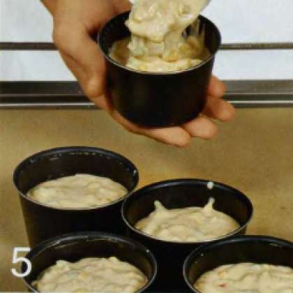 Разогреть духовку до 180 °С. Формочки для кексов смазать растительным мас-  лом. Ложкой разложить по ним тесто, не доходя до верха примерно 1.5 см. Поста-  вить в духовку на 20-25 мин.