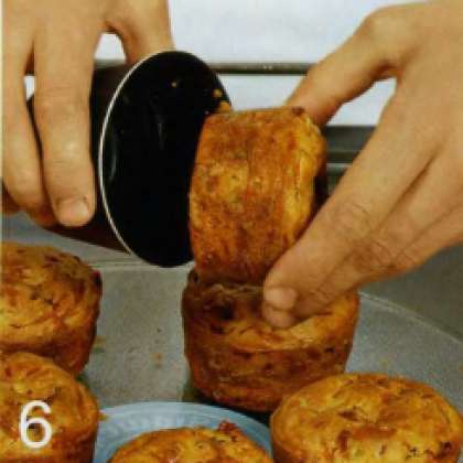 Готовые кексы вынуть из духовки и оставить в формочках на 10 мин. Затем фор-  мочки аккуратно снять. Подавать теплыми.