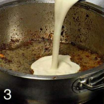 Переложить печенку вместе с выде-  лившимся соком в чашу процессора  и измельчить в фарш.  В сковороду, где обжаривалась печенка,  влить сливки. Прогревать 4 мин.