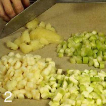 Картофель отварить в мундире, очистить.     Яблоко очистить от кожицы  и сердцевины. Огурец и сельдерей вы  мыть. Нарезать картофель, яблоко, огурец и сельдерей кубиками. Положить  в миску и перемешать.