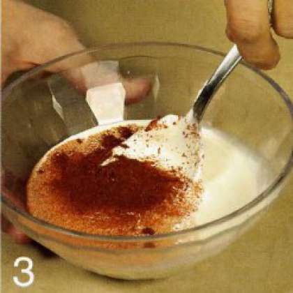 В отдельной миске смешать йогурт,  хрен и паприку. Заправить салат, посолить по вкусу