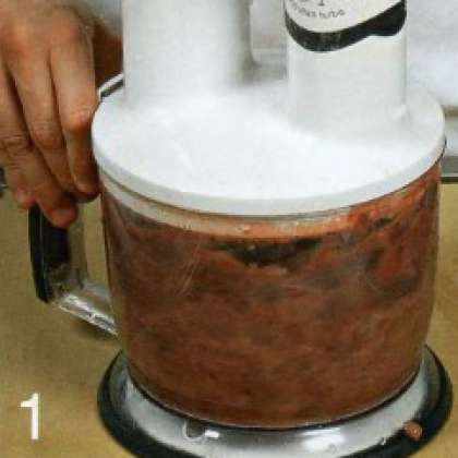 Печенку положить в теплую воду  на 5 мин С одного конца поддеть тон-  кую пленку и снять ее Разрезать печенку  на куски, тщательно удаляя все желчные  протоки. Пропусть печенку через мясорубку  или измельчить в блендере.