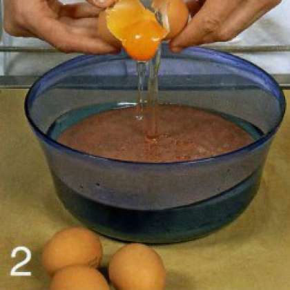 Переложить в миску, добавить яйца,  молоко, соль и перец Тщательно перемешать.