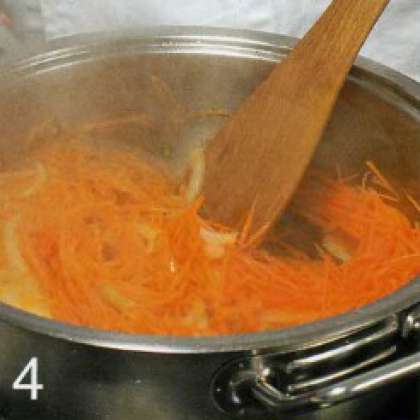 Лук и морковь очистить, мелко нарезать и обжарить в растительном  масле. 6 мин. Не солить. Переложить  в миску, прижать крышкой или тарелкой  и. перевернув, слить лишнее масло.