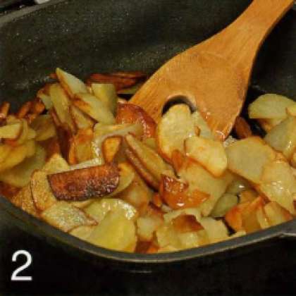 Картофель вымыть, очистить и нарезать полу кружками. Обжарить в разогретом растительном масле, 10 мин. Переложить картофель в круглую форму  для выпечки.