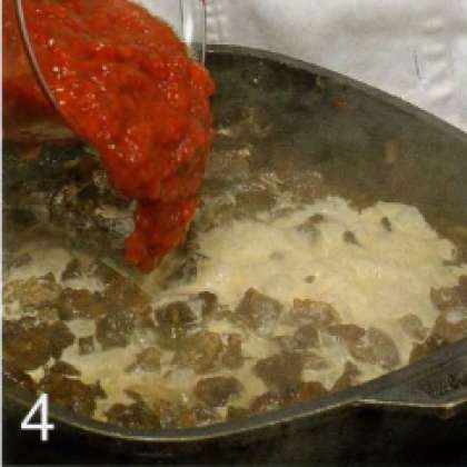 В ту же сковороду положить почки и говядину. Жарить, помешивая,  6 мин. Влить молоко, довести до кипения  и готовить 4 мин. Добавить размятые томаты. посолить, поперчить, перемешать  и переложить в форму.