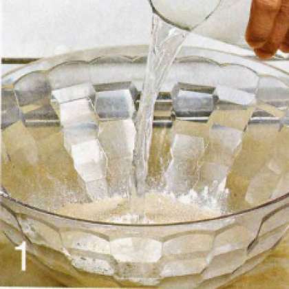 Приготовить опару. Муку просеять.  Половину муки всыпать в миску, добавить дрожжи, влить 1 стакан воды и поставить в теплое место на 40 60 мин.