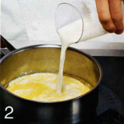 Сливочное масло растопить и смешать с молоком. Когда опара увеличится вдвое, вбить в нее желток и яйцо,  добавить сахар и соль, влить теплое молоко и тщательно размешать. Всыпать  остальную муку, перемещать, выложить  тесто на присыпанный мукой стол и хорошо вымесить. Вернуть его в кастрюлю. накрыть и поставить в теплое место  на 1.5-2 ч. пока тесто вновь не поднимется.