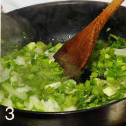 В это время приготовить начинку.  Зеленый лук промыть и измельчить.  В сковороде разогреть 0.5 ст. л. растительного масла и обжарить лук, 2-3 мин.,  переложить в миску.