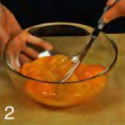 Взбить яйца с 1 ст. л. холодной воды  солью и перцем.