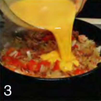 Влить в сковороду с овощами, готовить 4 мин Перевернуть омлет  на другую сторону Посыпать петрушкой и сыром и переставить в разогретую  до 180 °С духовку на 3-4 мин Сыр должен подрумяниться.